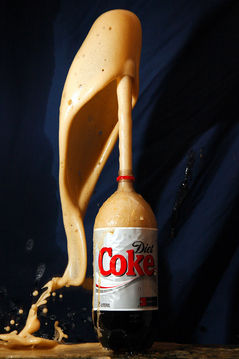 Illustration for article titled Por qué si mezclas Coca Cola con caramelos Mentos se produce una erupción inesperada